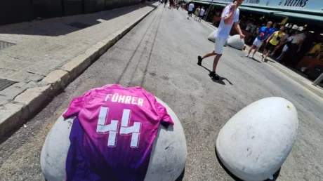 Detenido un mantero senegalés en Playa de Palma por vender camisetas con simbología nazi y agredir a un policía - julio 2025