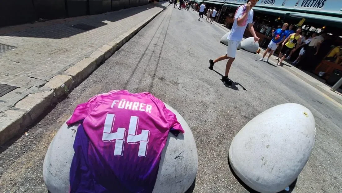 Detenido un mantero senegalés en Playa de Palma por vender camisetas con simbología nazi y agredir a un policía
