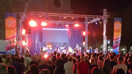 Dos marroquíes, una mujer italiana y un egipcio detenidos por una violenta pelea en un concierto en Italia - julio 2025