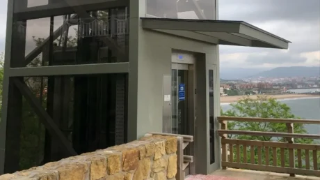 Una joven denuncia acoso nocturno por un magrebí en Algorta (Vizcaya): «Un chico tuvo que acompañarme hasta mi coche» - julio 2025