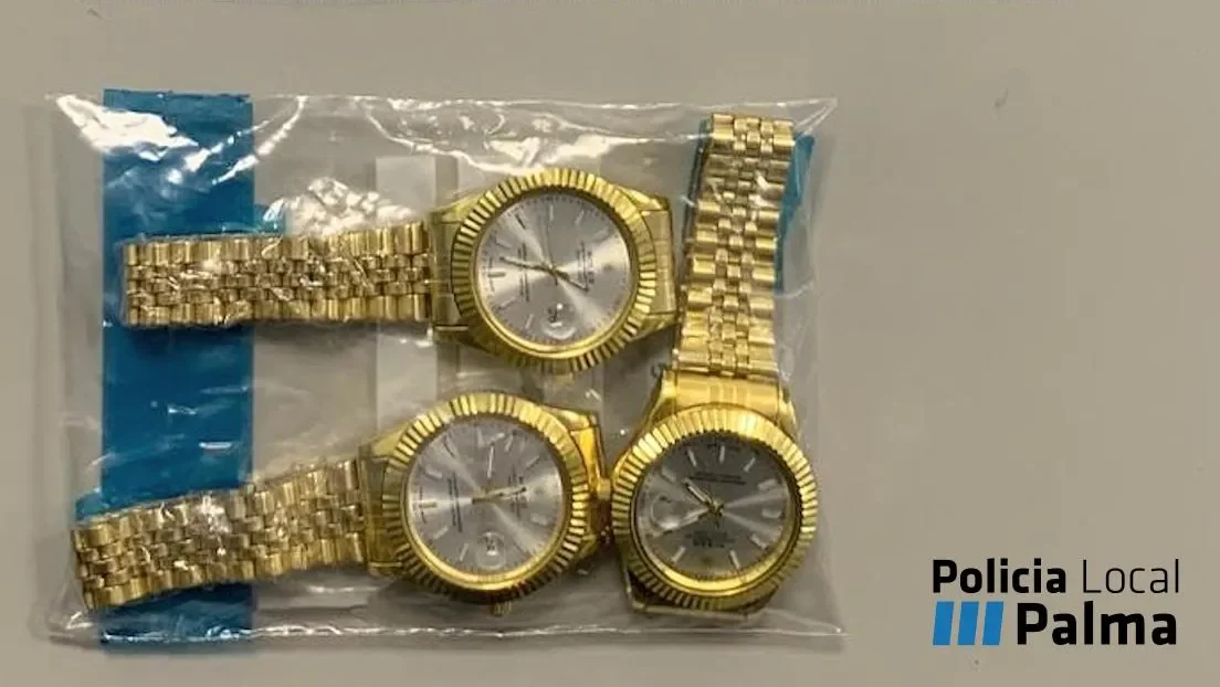 Intervenidos tres relojes Rolex falsos a un vendedor ambulante de origen senegalés en Playa de Palma