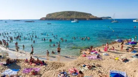 Una mujer guardia civil fuera de servicio localiza en una cala de Ibiza a dos ladrones magrebíes buscados por robo - julio 2025