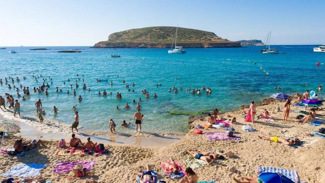 Una mujer guardia civil fuera de servicio localiza en una cala de Ibiza a dos ladrones magrebíes buscados por robo