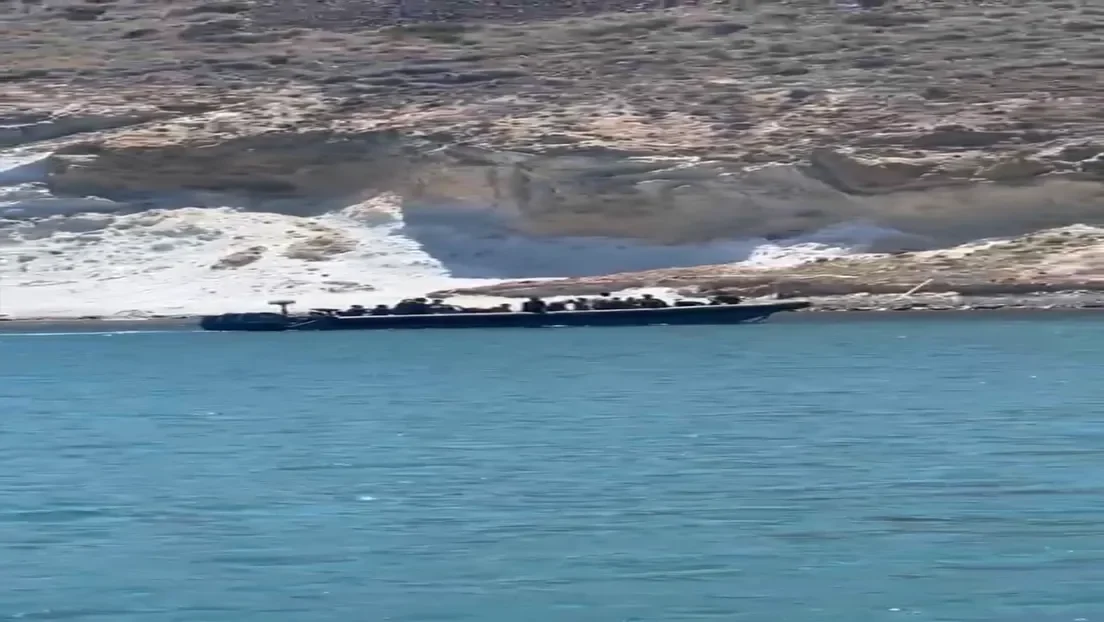 Localizan una patera con cerca de 20 inmigrantes llegando a la playa de los Genoveses (Almería)