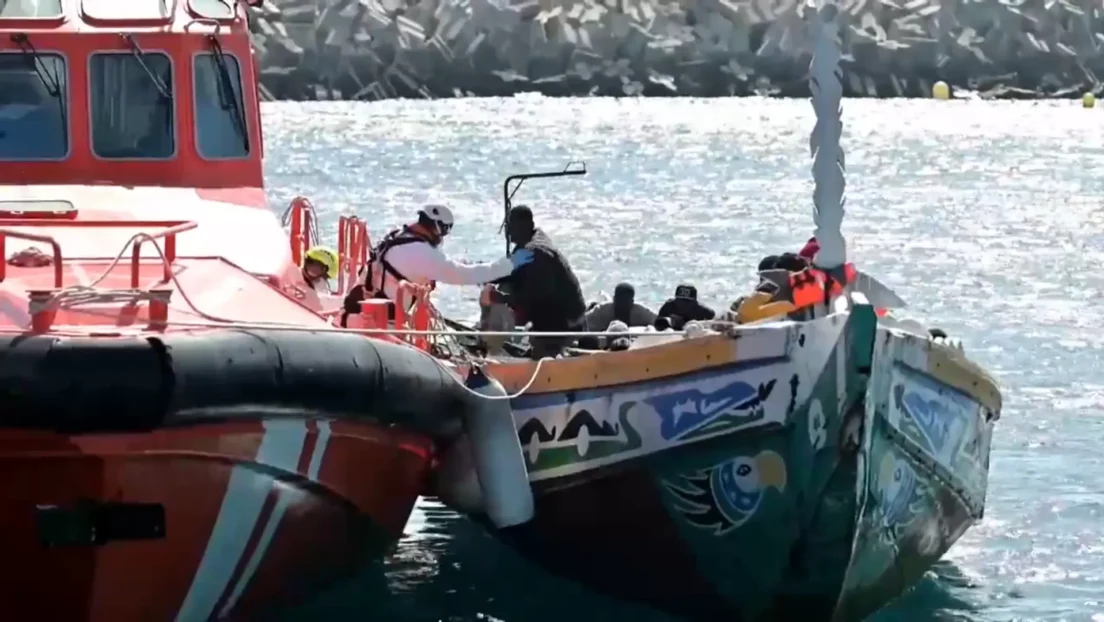 Salvamento Marítimo escolta un cayuco con 54 inmigrantes subsaharianos hasta El Hierro (Canarias)