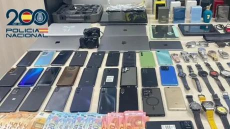 Detenidos tres marroquíes en Madrid con una maleta hasta arriba de objetos robados y 4.000 euros - julio 2025